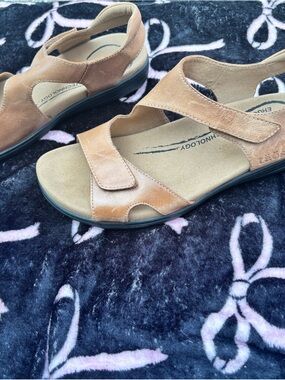 Taos Footwear Women's Brown Leather Hook-and-Loop Sandals